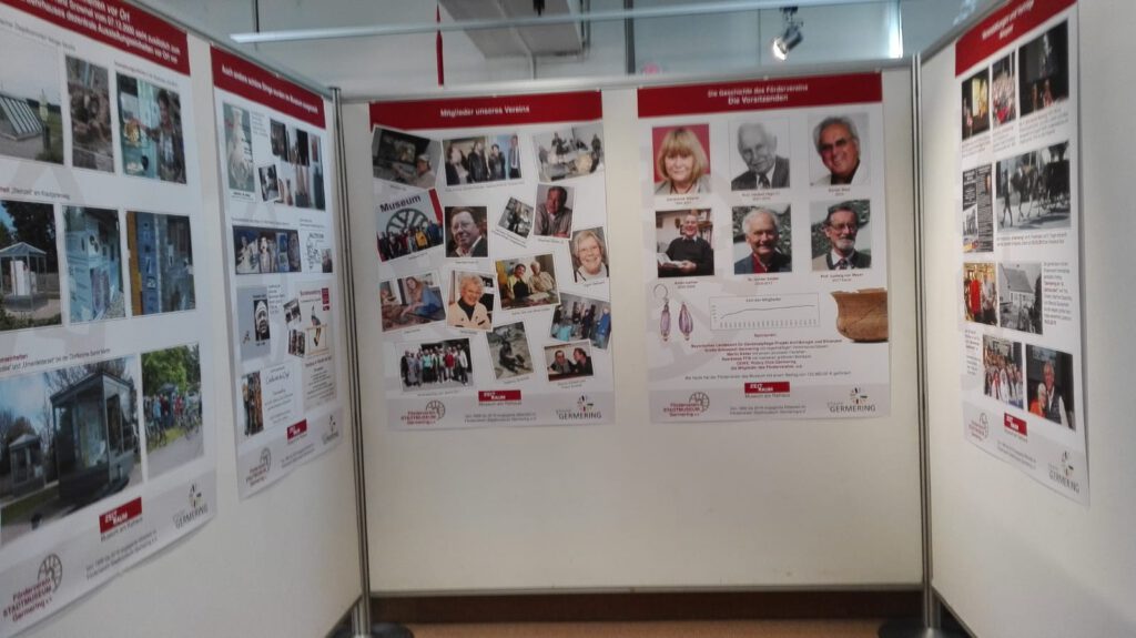 Ausstellung im Museum ZEIT+RAUM Germering zur Jubiläumsschau „20 Jahre Förderverein“. Mehrere Stellwände zeigen Themen wie Museumseinheiten vor Ort, besondere Exponate, Vereinsmitglieder und die Vorsitzenden des Fördervereins mit Porträtfotos und Zeitleiste.