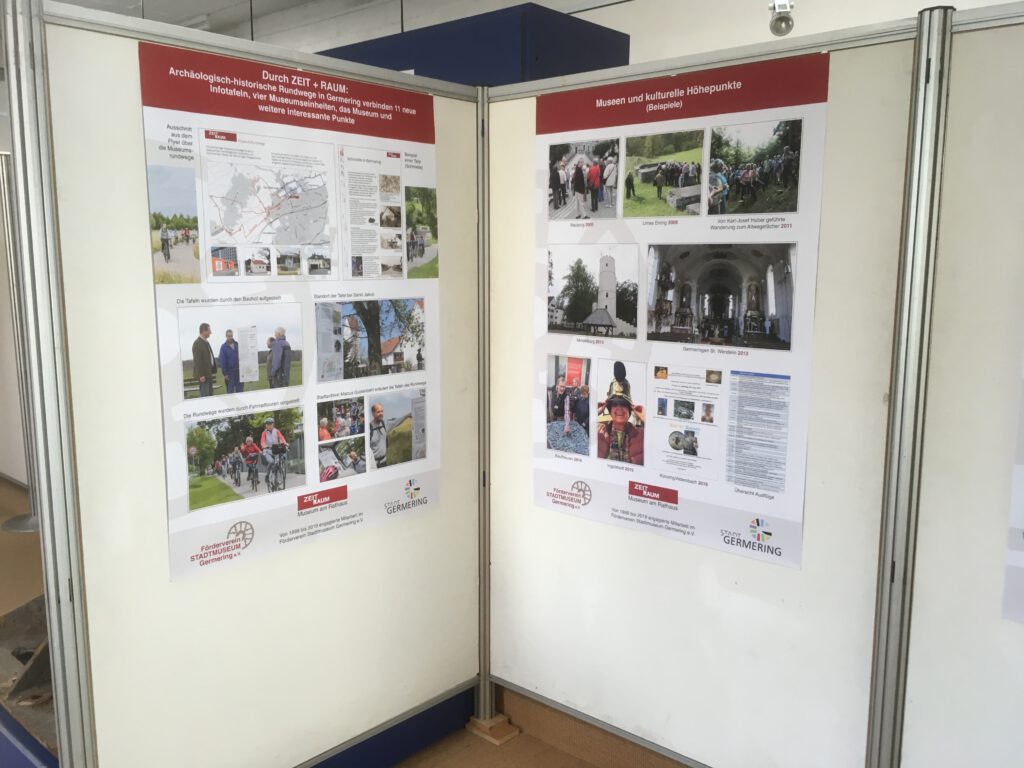 Zwei Ausstellungstafeln im Museum ZEIT+RAUM in Germering anlässlich der Sonderausstellung „20 Jahre Förderverein“. Links: Infotafel über archäologisch-historische Rundwege. Rechts: Rückblick auf kulturelle Veranstaltungen und Museumsprojekte.