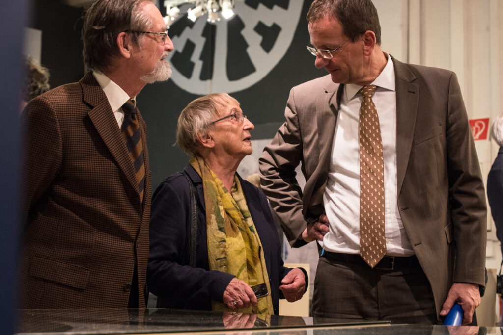 Eröffnung der Spielzeugausstellung im Museum ZEIT+RAUM Germering. Am Rednerpult steht Prof. Dr. Lutz von Mayer, daneben Ila Köhler-Langewiesche und Oberbürgermeister Andreas Haas.