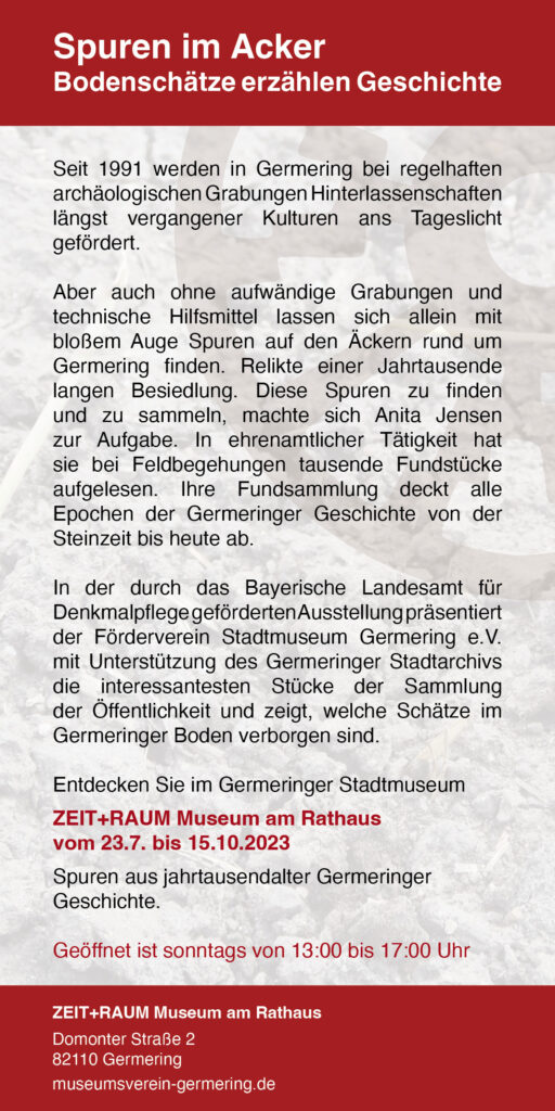 Rückseite eines Flyers zur Ausstellung „Spuren im Acker“ im Museum ZEIT+RAUM Germering. Der Text beschreibt archäologische Funde in Germering seit 1991, die ehrenamtliche Arbeit von Anita Jensen und die vom Bayerischen Landesamt für Denkmalpflege geförderte Ausstellung. Öffnungszeiten und Kontaktdaten des Museums sind ebenfalls aufgeführt.