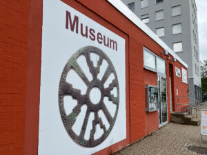 ZEIT + RAUM Museum Vorderansicht mit Eingang und Blick zum Rathaus