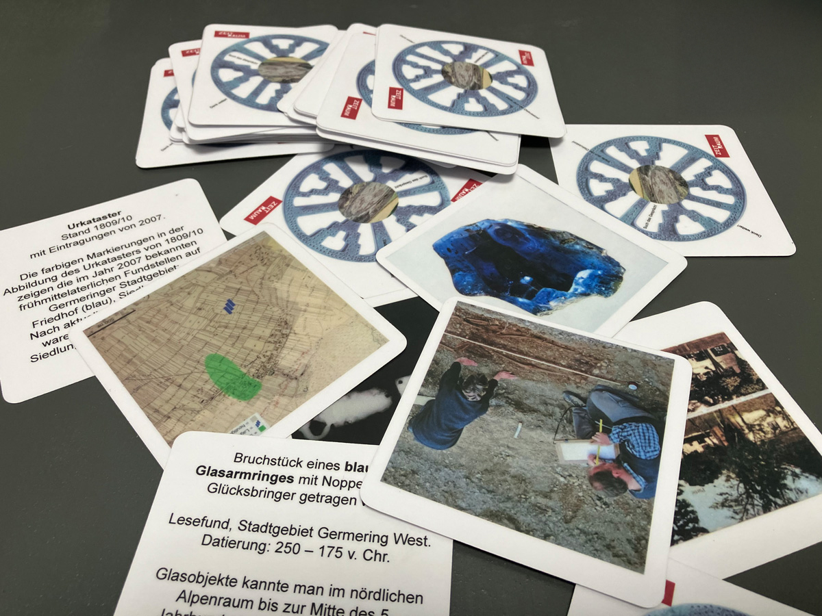 Memory Karten mit geschichtlichen Bildern und Texten und der Germeringer Zierscheibe auf der Rückseite