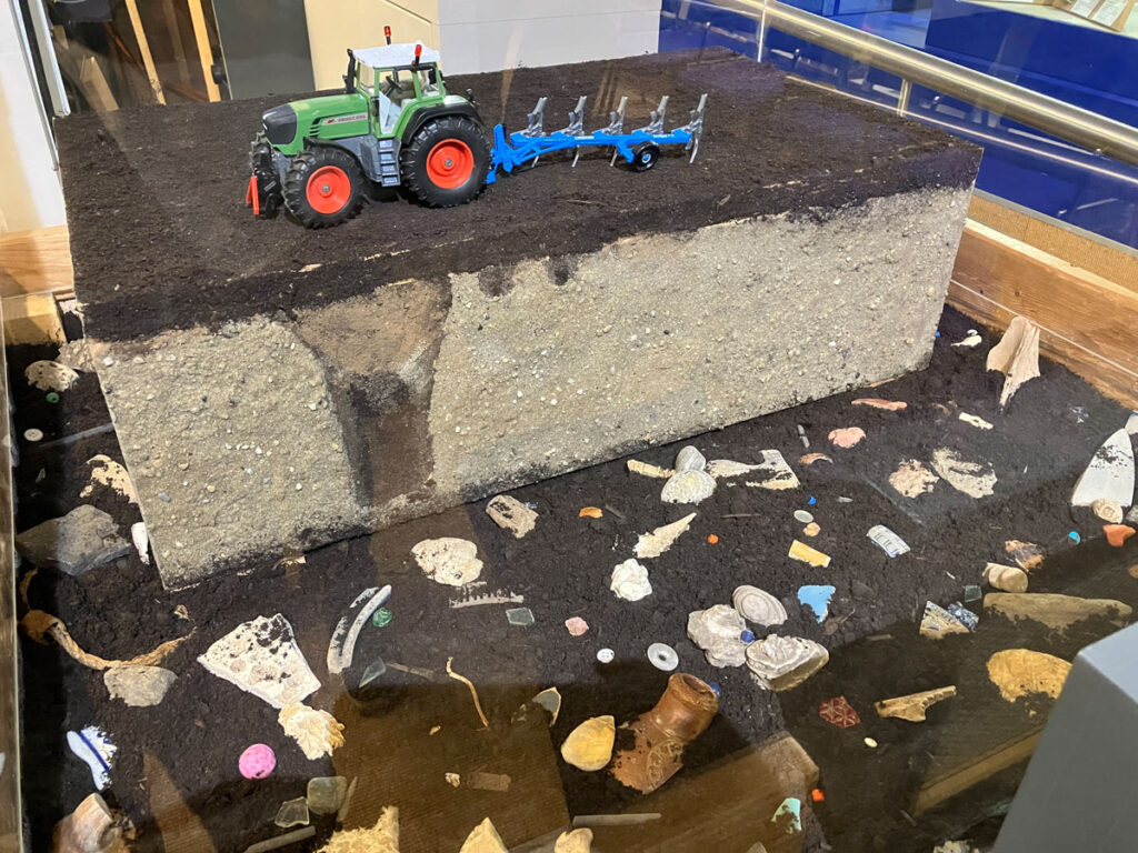 Ausstellungsobjekt "Spuren im Acker".